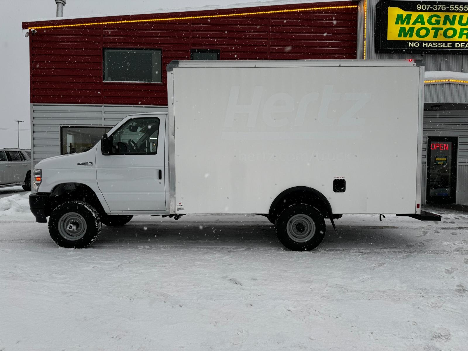 2022 WHITE /Gray FORD E-SERIES E-350 SD (1FDWE3FK8ND) with an 7.3L engine, Automatic transmission, located at 1960 Industrial Drive, Wasilla, 99654, (907) 274-2277, 61.573475, -149.400146 - Photo #1